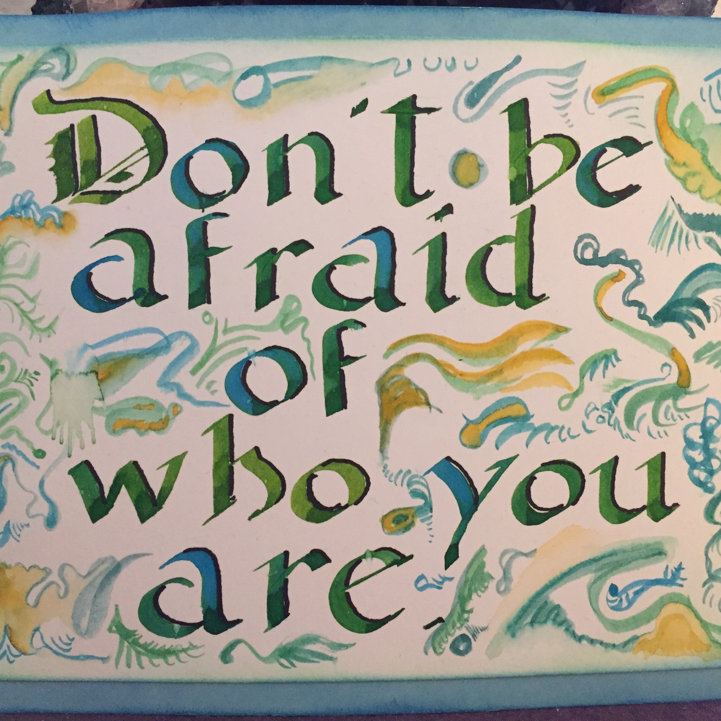 Ein Zweig mit rosa Frühlingsblüten